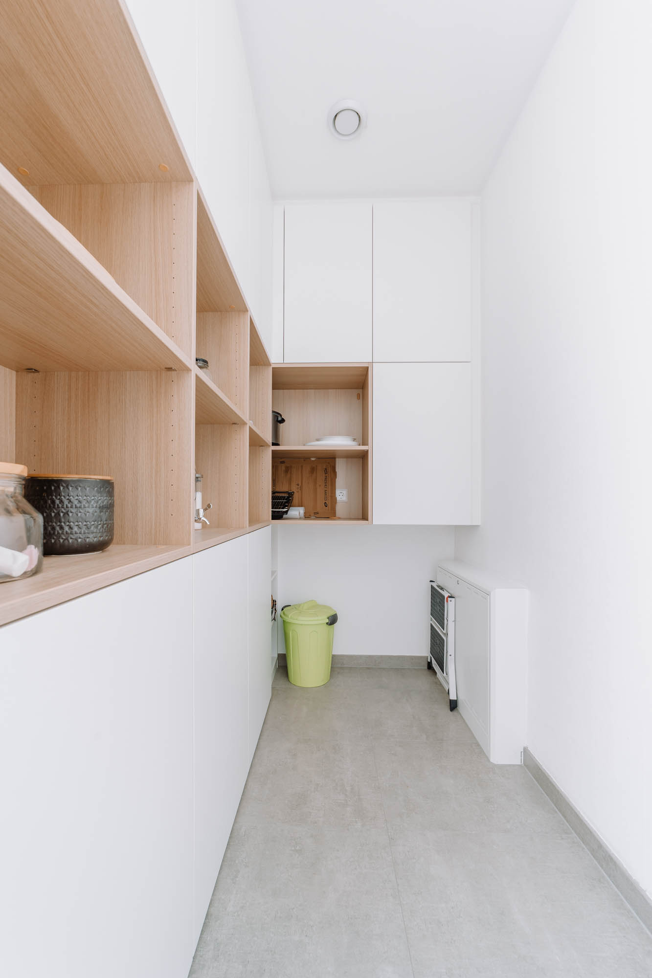 Meuble de rangement dans un espace étroit type couloir