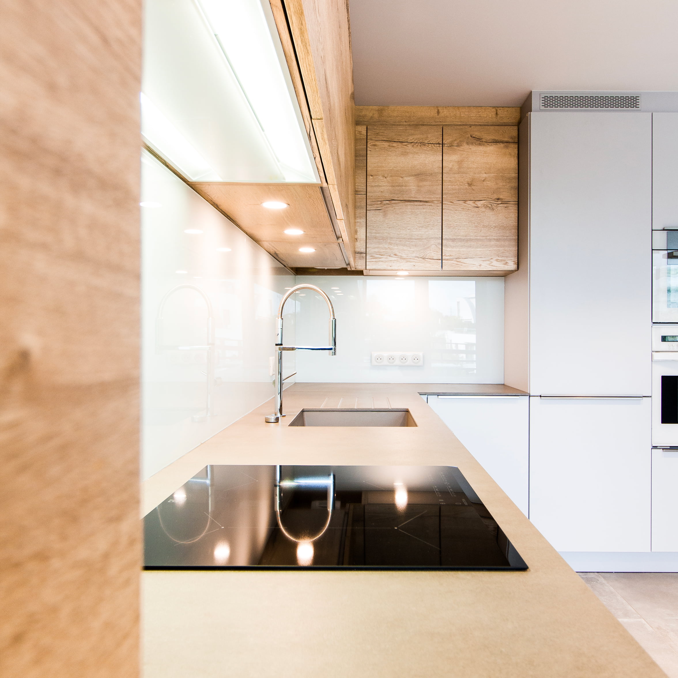 Belle cuisine chaleureuse blanc et bois clair