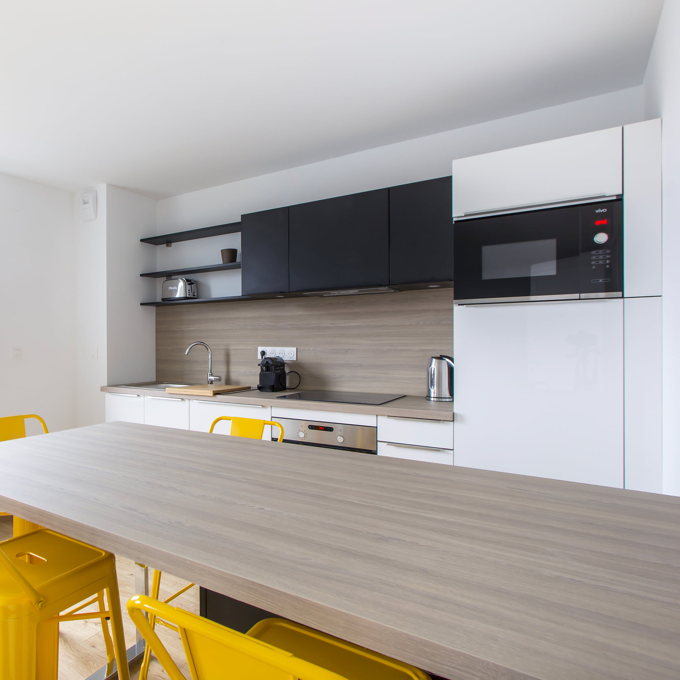 Cuisine intérieure sur mesure avec grande table