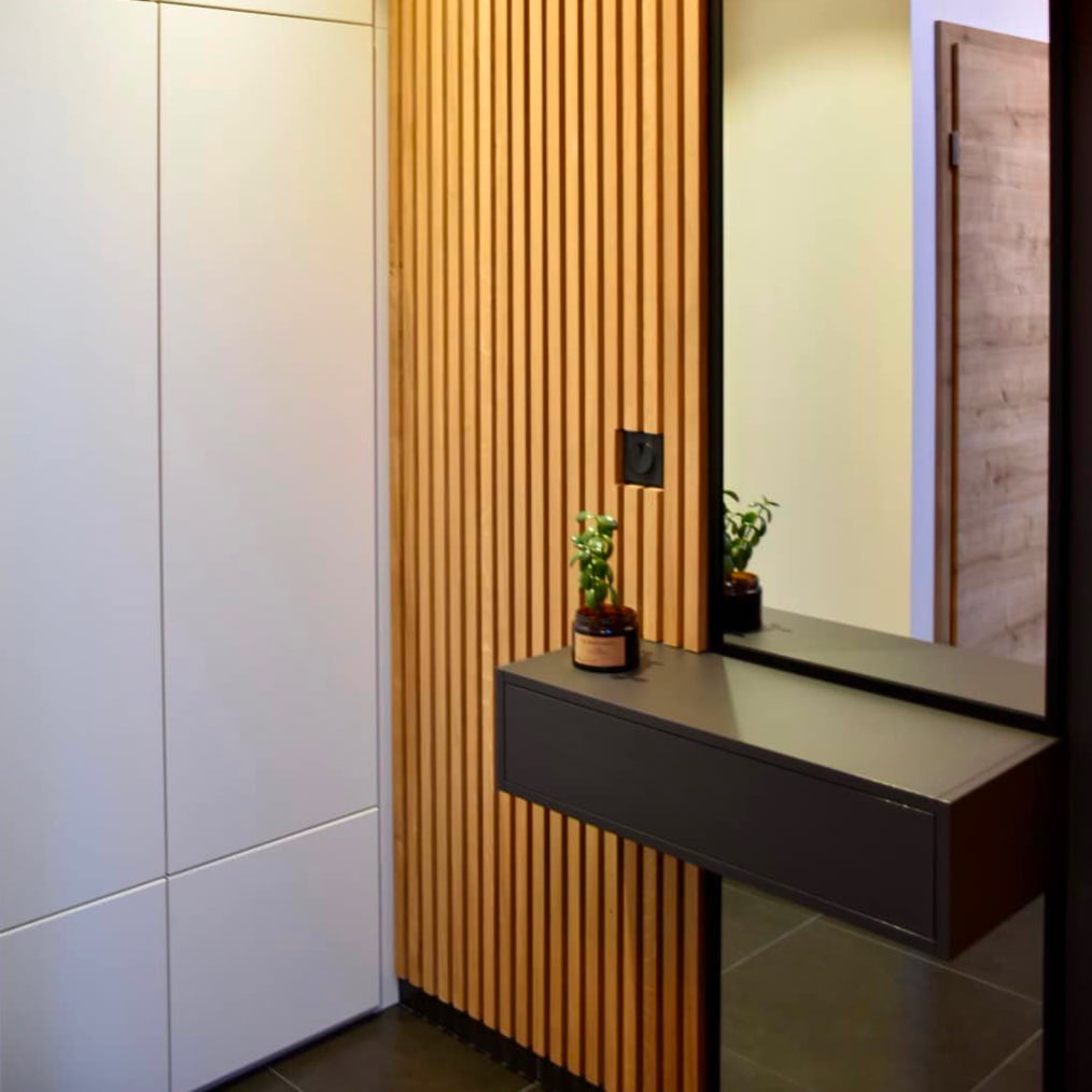 Aménagement d'une entrée d'appartement avec placards et claustra