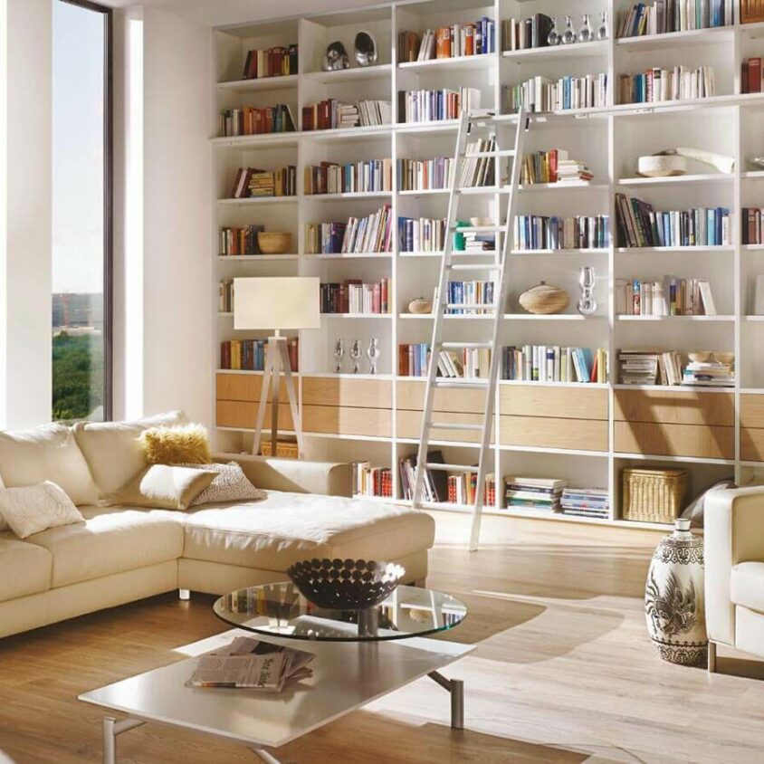 Aménagement intérieur de salon avec grande bibliothèque