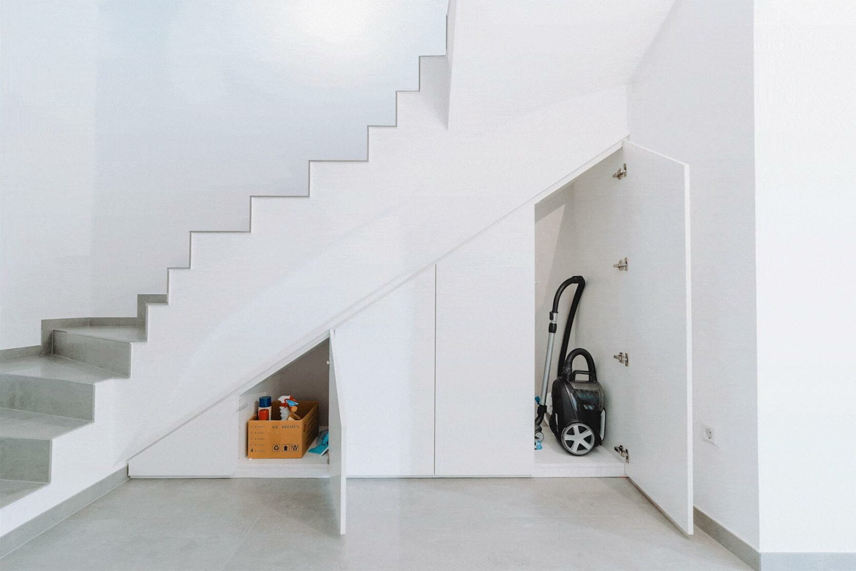 Aménagement de placards sous un escalier moderne blanc