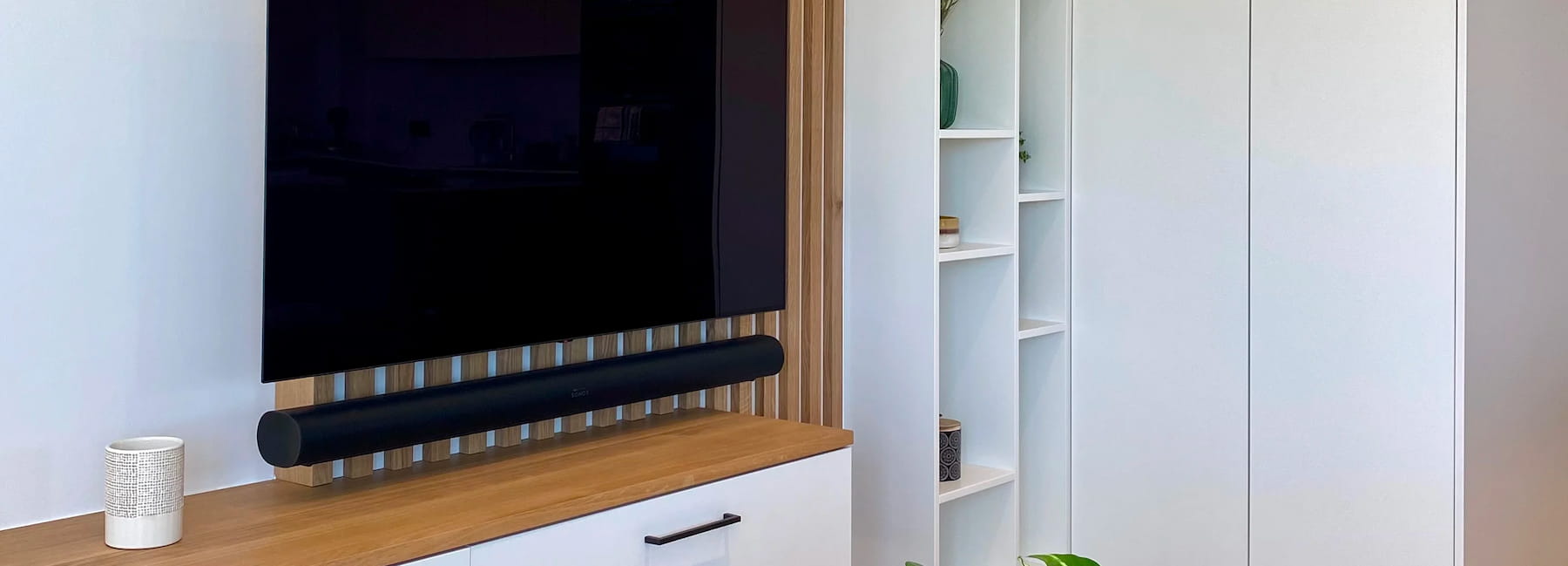 Meuble TV sur mesure blanc avec claustra bois