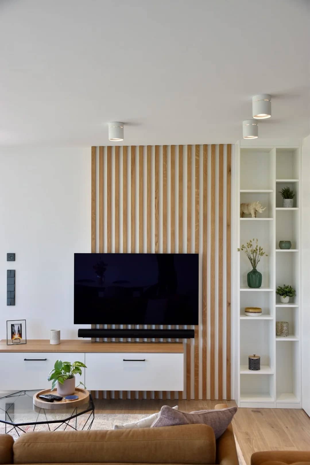 Meuble TV sur mesure blanc avec claustra bois dans un salon