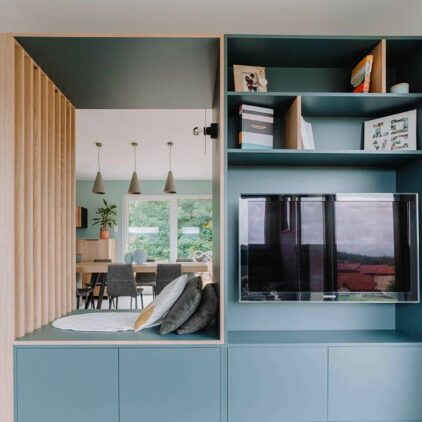 Meuble TV Bibliothèque sur mesure ouvert pour un aménagement d'intérieur global de maison à Luxembourg