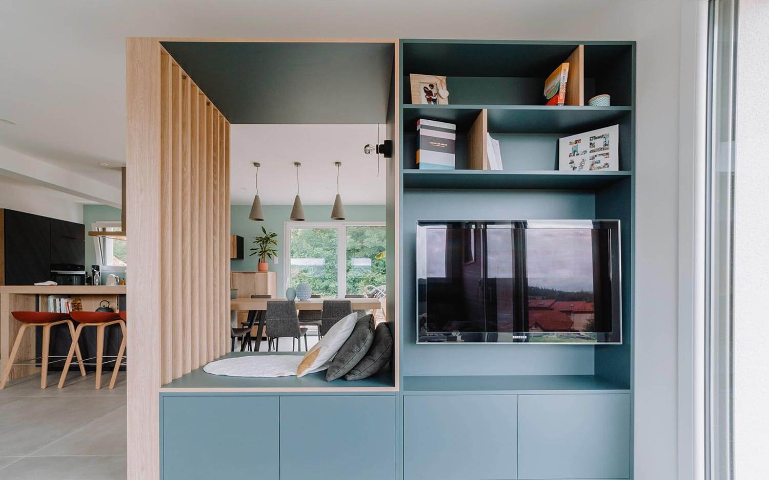 Meuble TV Bibliothèque sur mesure ouvert pour un aménagement d'intérieur global de maison à Luxembourg