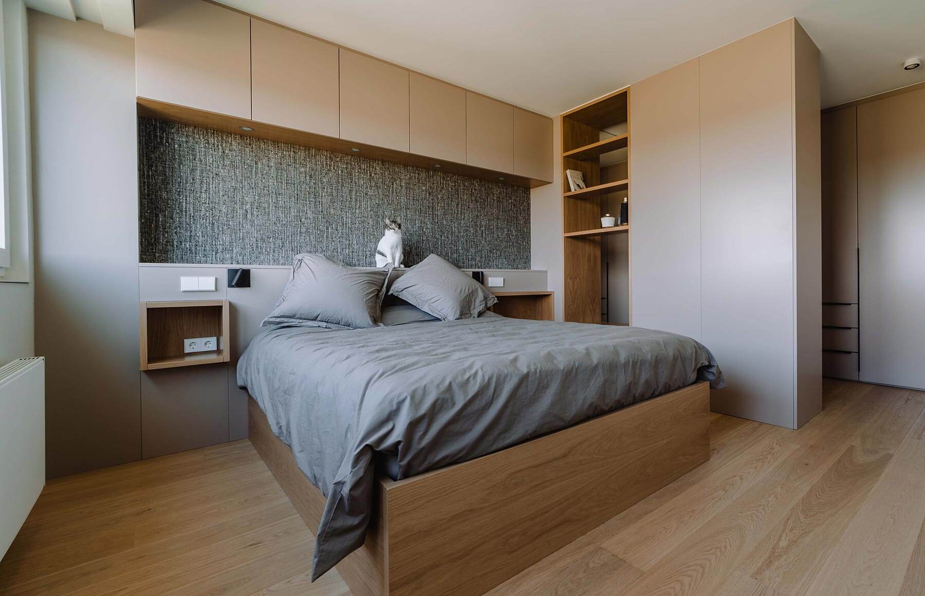 Aménagement d'une chambre complète avec dressing gris bois à Luxembourg