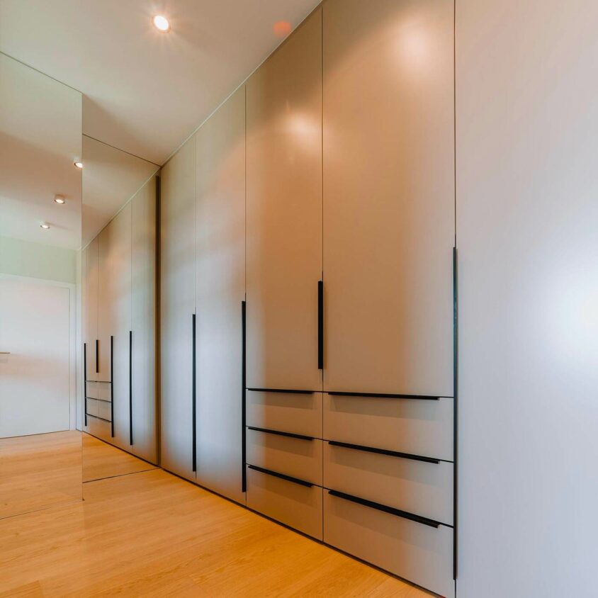 Aménagement d'un dressing gris dans un couloir au Luxembourg