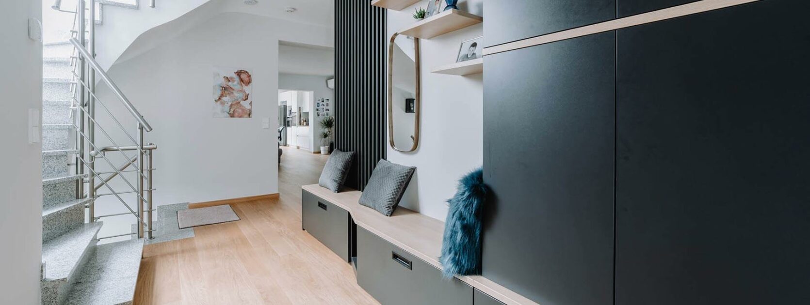Aménagement d'une entrée de maison à Luxembourg noire dans un beau dégagement