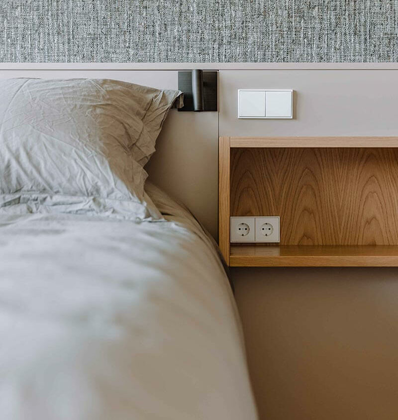 Aménagement d'une chambre avec dressing et chevet tête de lit à Luxembourg