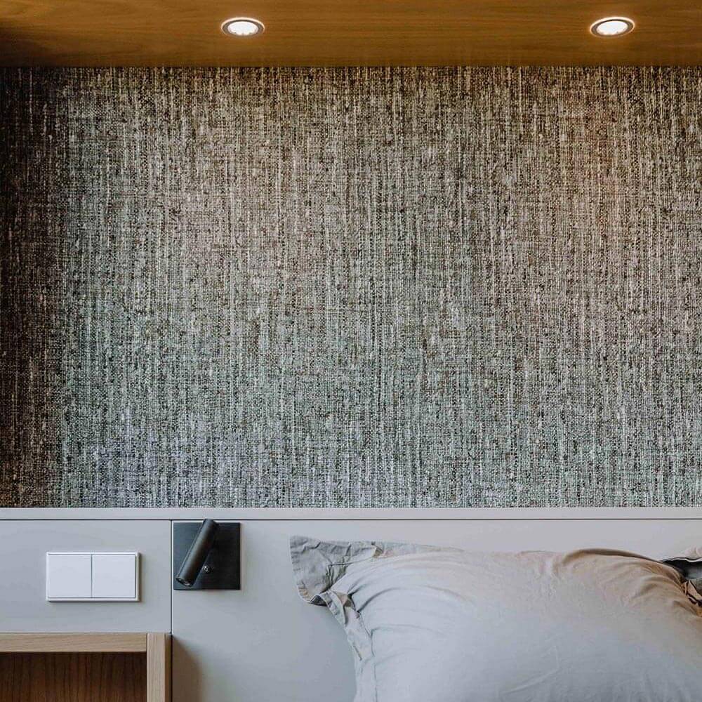 Tête de lit avec tapisserie dans chambre avec dressing à Luxembourg