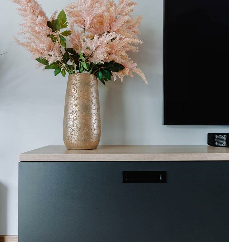 Détail déco bouquet de fleurs sur meuble TV sur mesure au Luxembourg