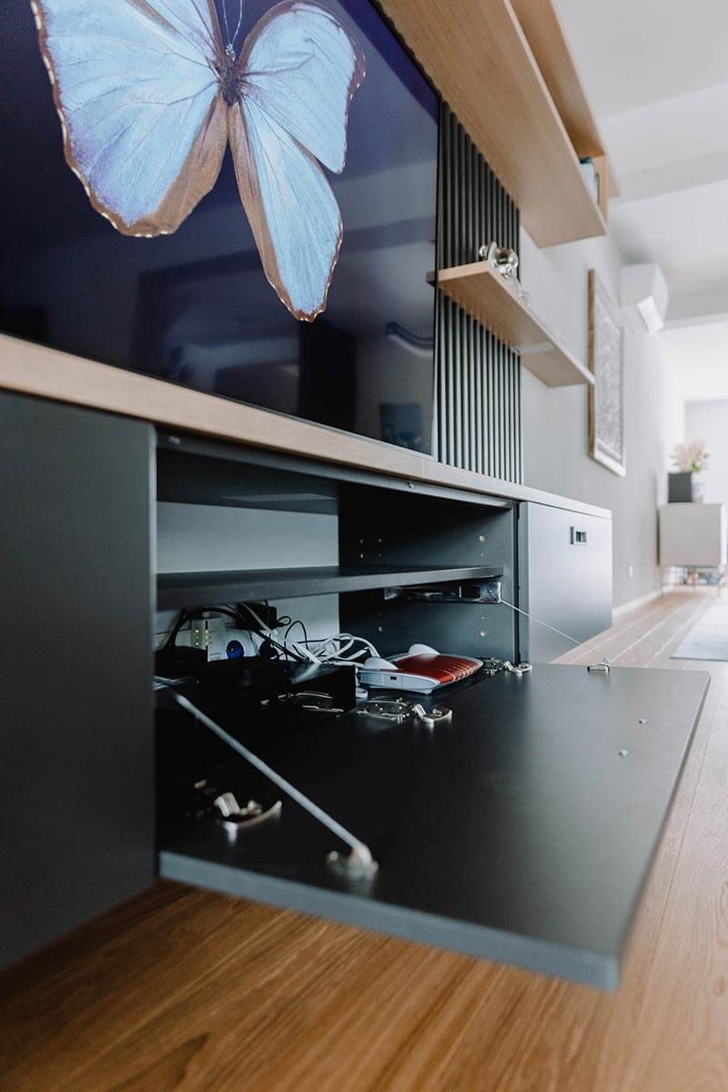 Partie basse d'un Meuble TV sur mesure noir réalisé par BeHome Interiors Luxembourg