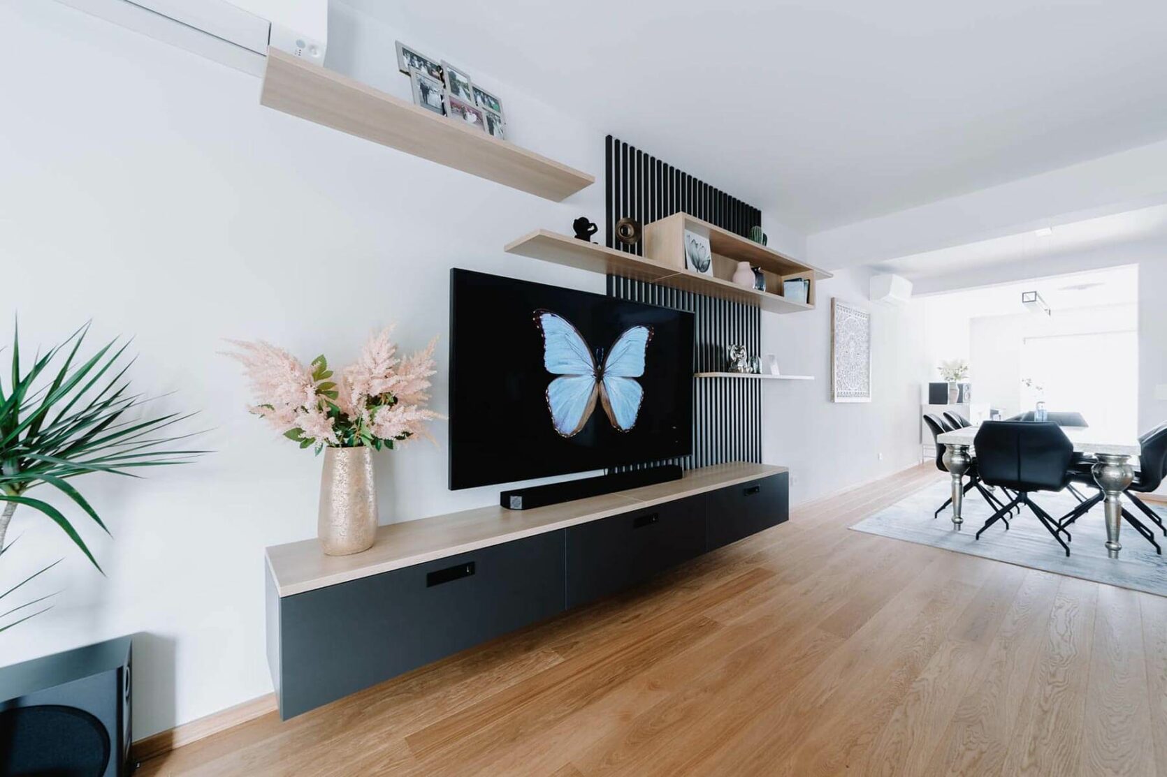 Vue globale d'un meuble TV sur mesure noir au Luxembourg