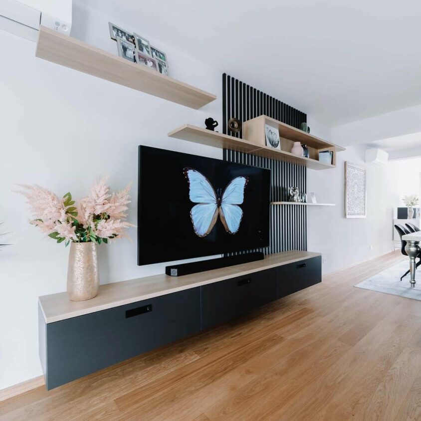 Vue globale d'un meuble TV sur mesure noir au Luxembourg