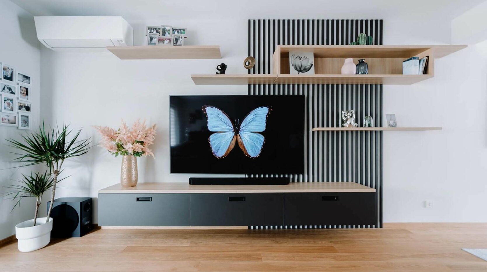 Meuble TV sur mesure lignes noires et bois clair au Luxembourg par BeHome Interiors