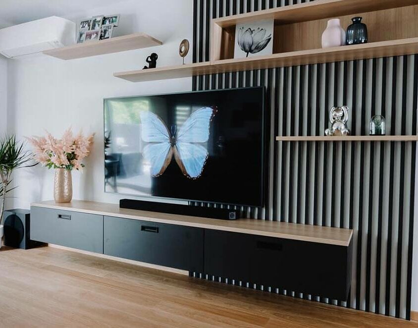Meuble TV sur mesure noir réalisé au Luxembourg par BeHome Interiors