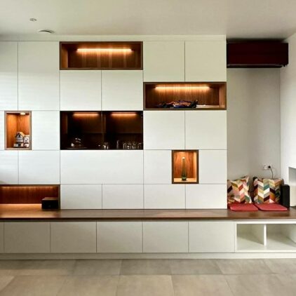 Meuble salon avec banquette sur mesure blanc noyer au Luxembourg