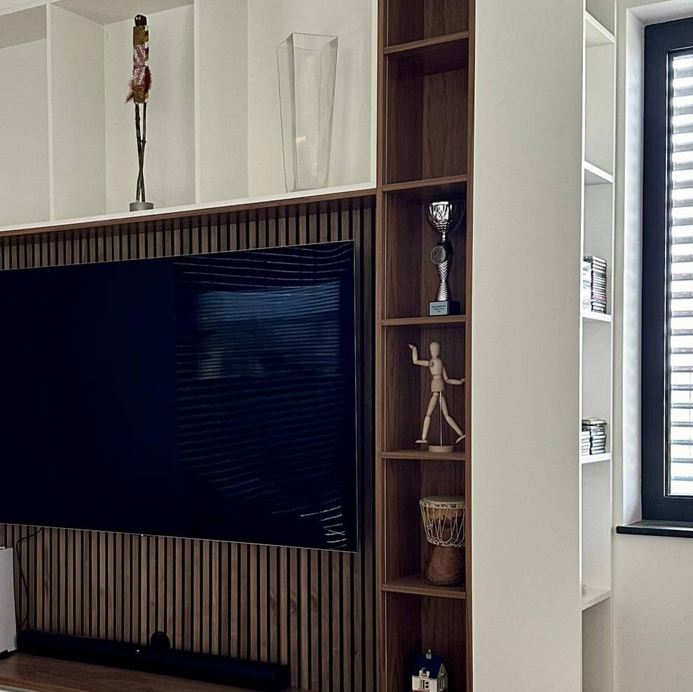 Meuble TV sur mesure noyer et blanc près de Luxembourg | BeHome Interiors