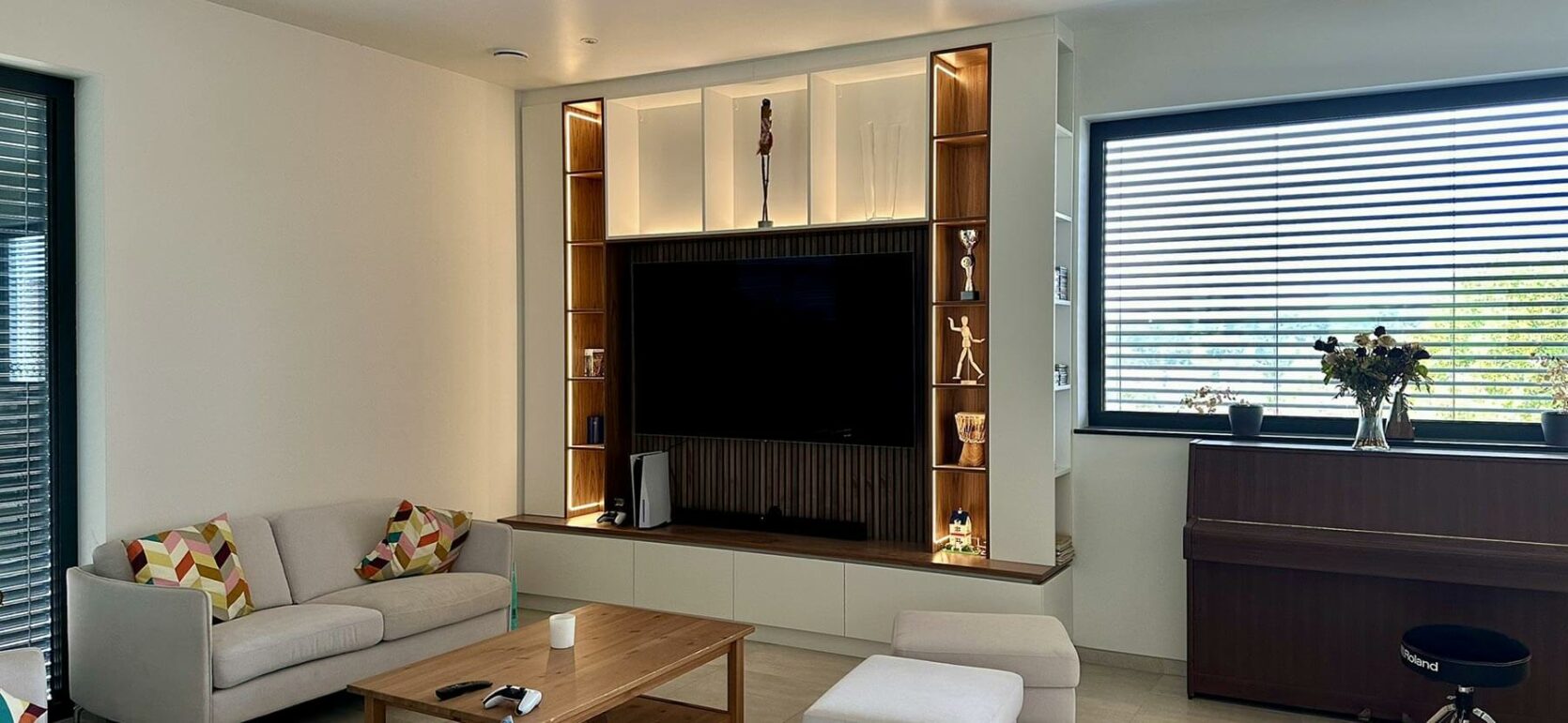 Meuble TV sur mesure noyer et blanc près de Luxembourg | BeHome Interiors