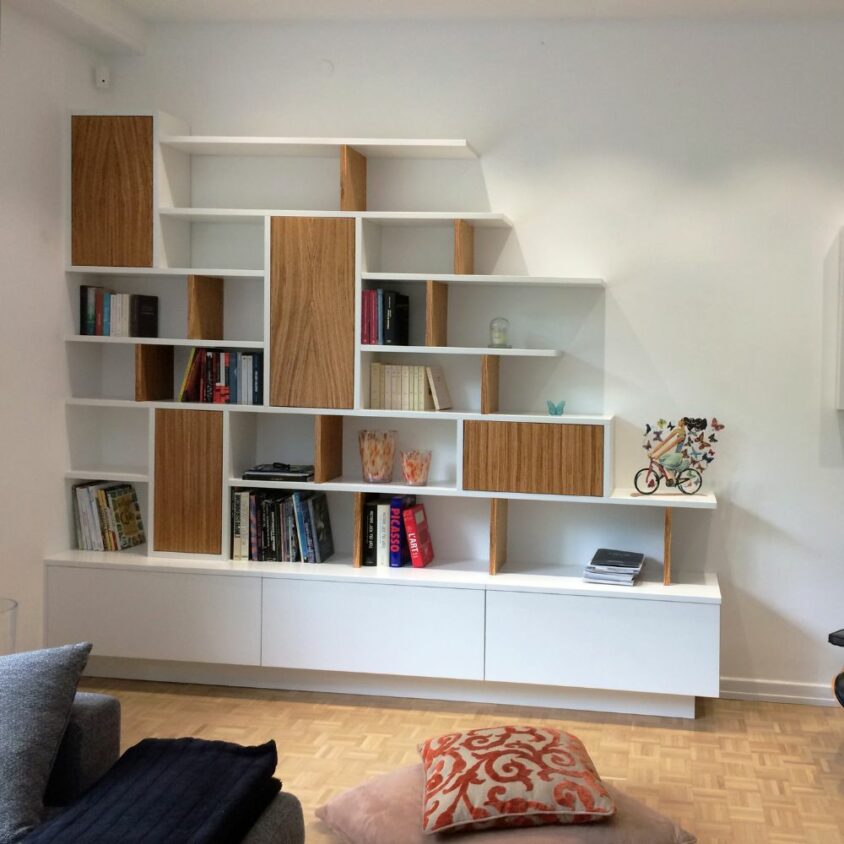 Bibliothèque sur mesure en escalier couleur bois et blanc