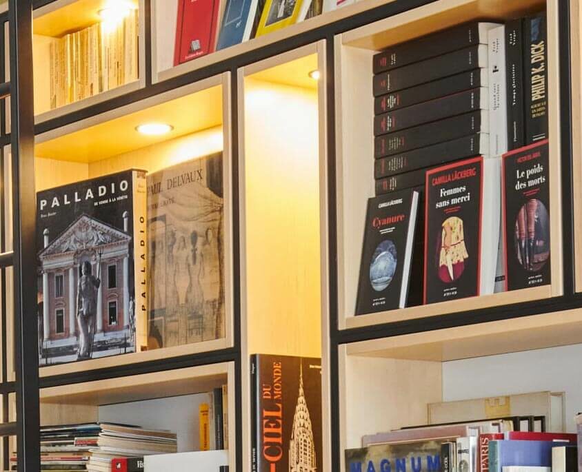 Bibliothèque sur mesure éclairée bois et métal réalisée à Paris par BeHome Interiors