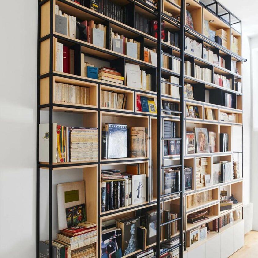 Bibliothèque sur mesure toute hauteur bois et métal avec échelle réalisée à Paris par BeHome Interiors