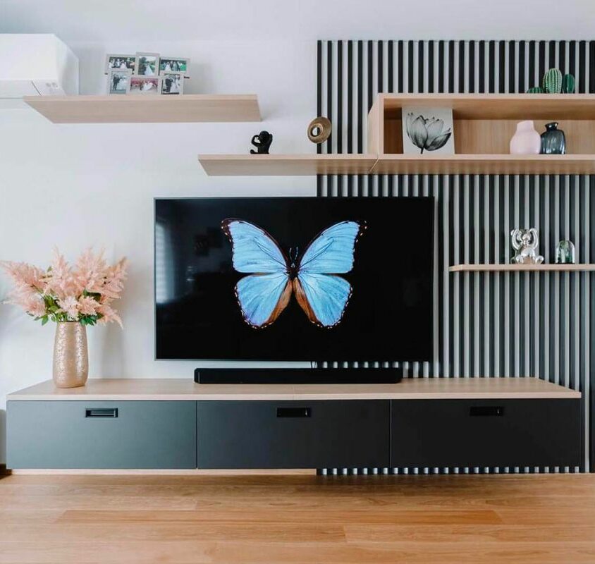 Meuble TV sur mesure linéaire noir et étagères en bois clair