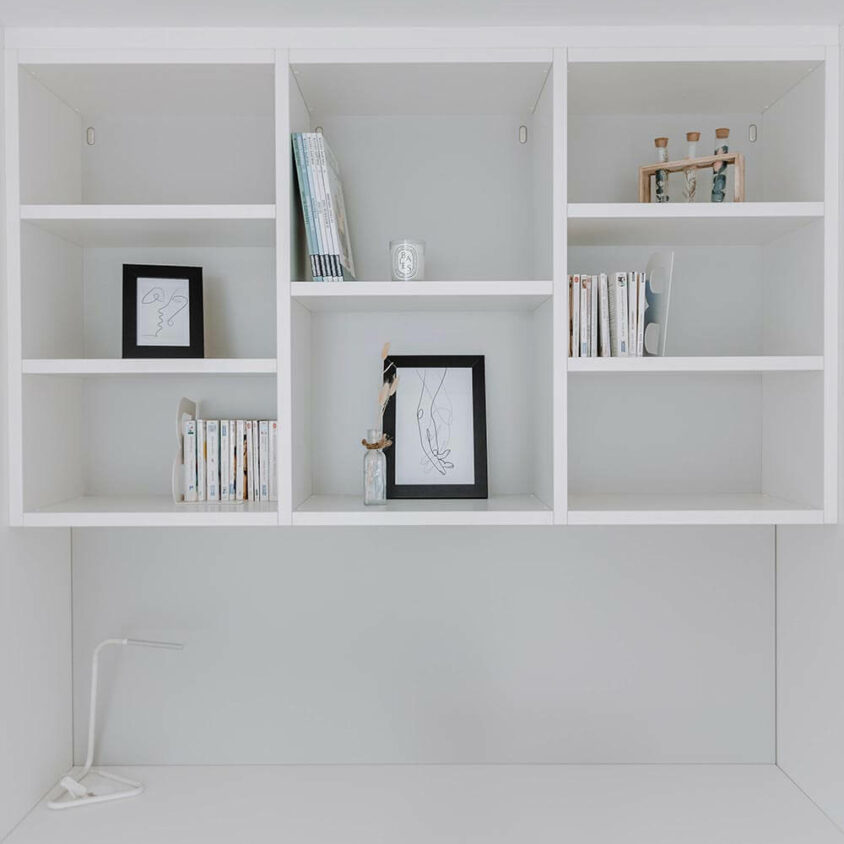 Aménagement d'un bureau sur mesure blanc avec bibliothèque dans une chambre blanche