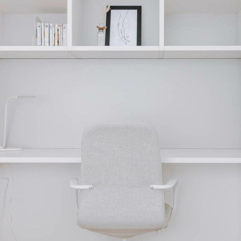 Aménagement d'un bureau sur mesure avec fauteuil blanc dans chambre blanche