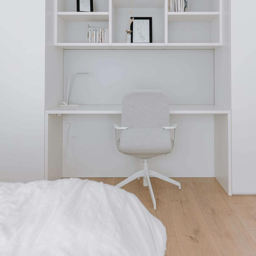 Bureau sur mesure blanc avec fauteuil blanc Bulo dans chambre blanche
