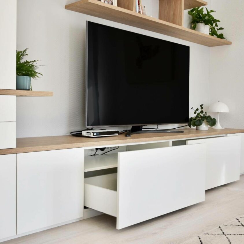 Meuble TV sur mesure à Paris réalisé par BeHome Interiors avec tiroirs meuble bas
