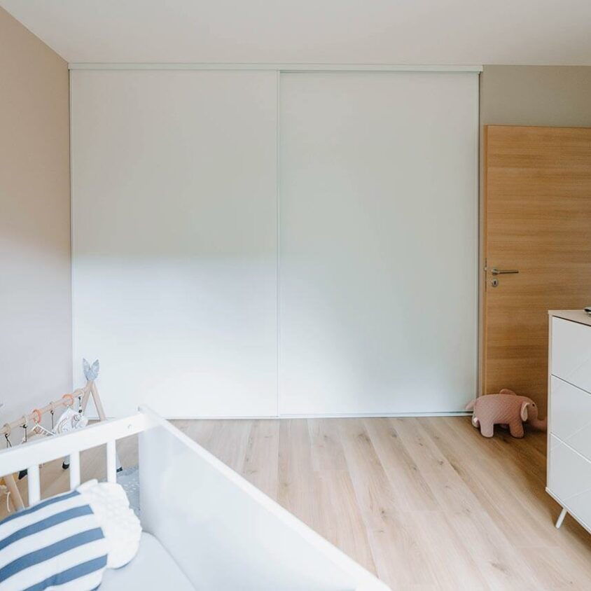 Dressing sur mesure avec portes coulissantes fermées dans une chambre d'enfant à Metz