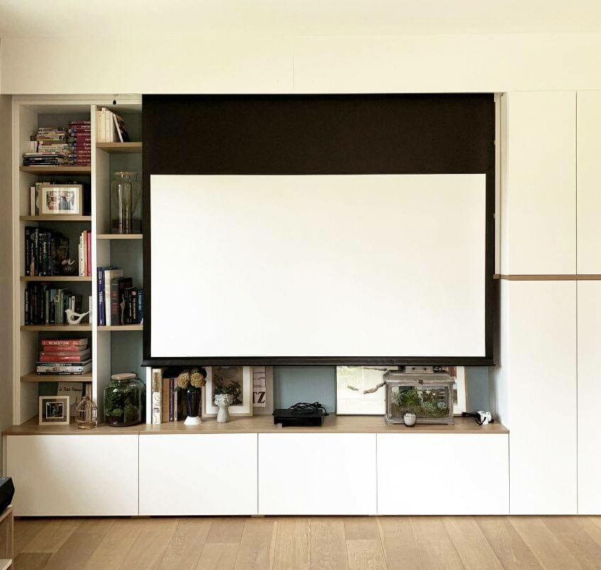 Meuble TV sur mesure avec écran de projection blanc et bois à Paris