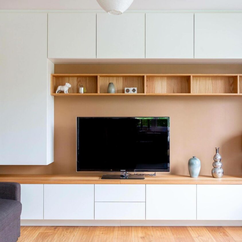 Placard sur mesure meuble TV blanc avec bois