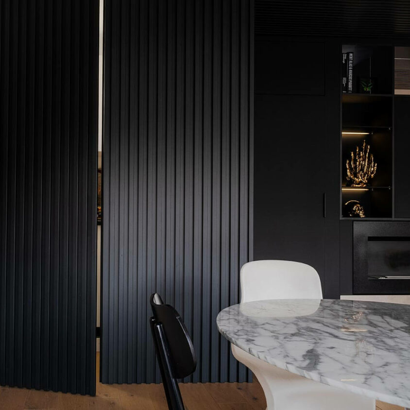 Mur de rangement sur mesure au Luxembourg noir mat design luxe avec portes battantes sans poignée