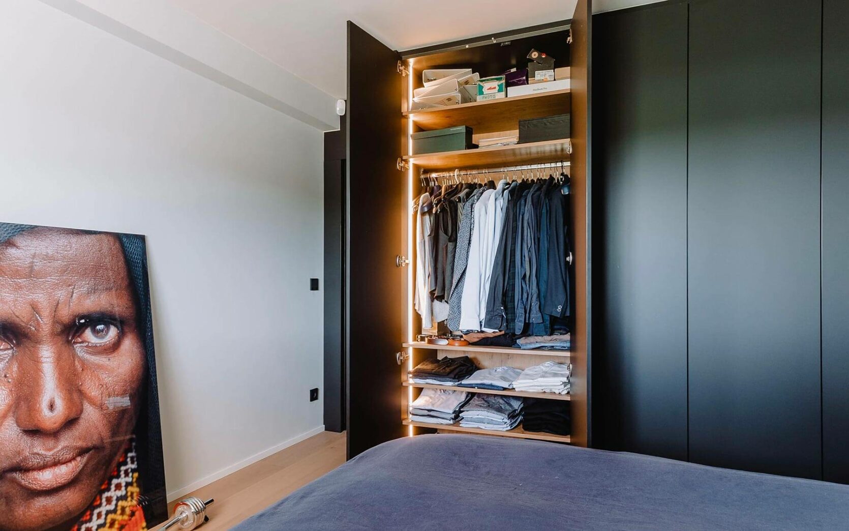 Aménagement de chambre à Bruxelles avec Dressing sur mesure noir mat avec éclairage