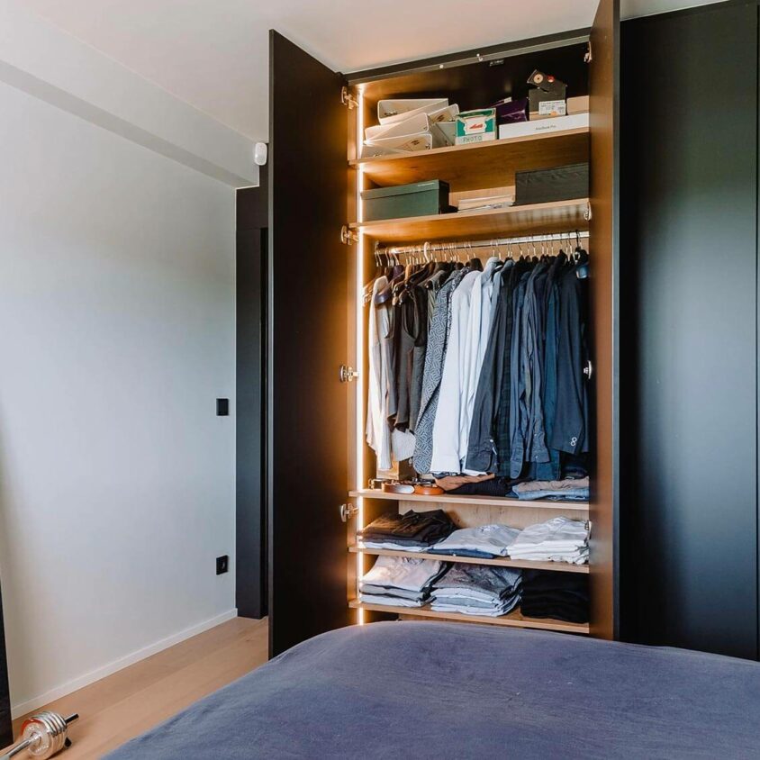 Aménagement de chambre à Bruxelles avec Dressing sur mesure noir mat avec éclairage