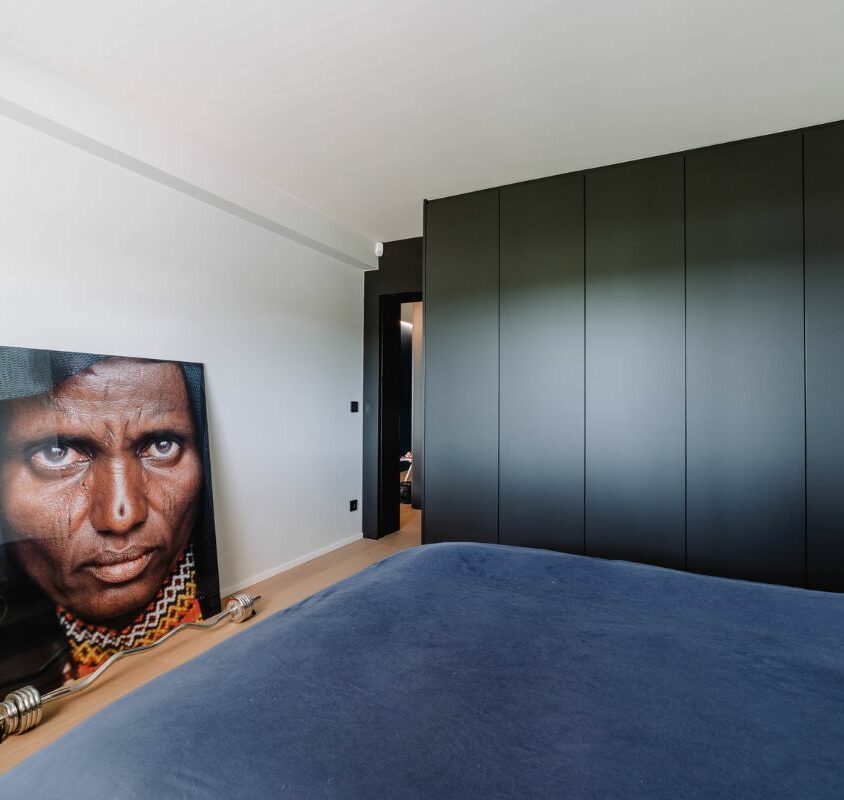 Aménagement d'une chambre avec un dressing noir mat