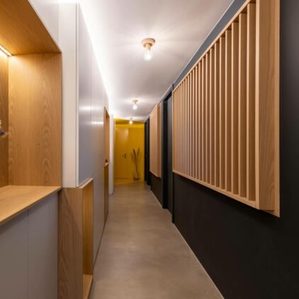 Aménagement d'un long couloir en claustra dans un appartement à Paris