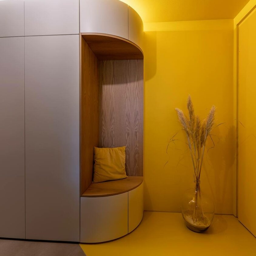 Aménagement d'une entrée à Paris avec meuble sur mesure et peinture jaune