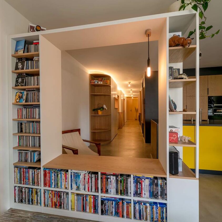 Meuble bibliothèque sur mesure au bout d'un couloir à Paris