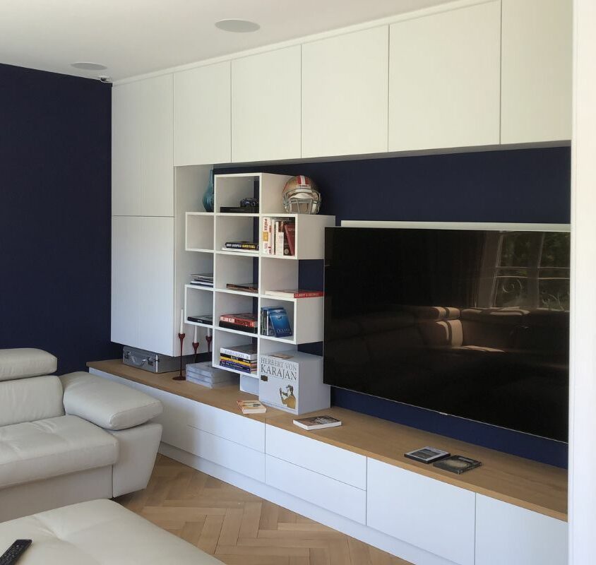 Aménagement d'un espace TV avec meuble blanc et bois dans un salon