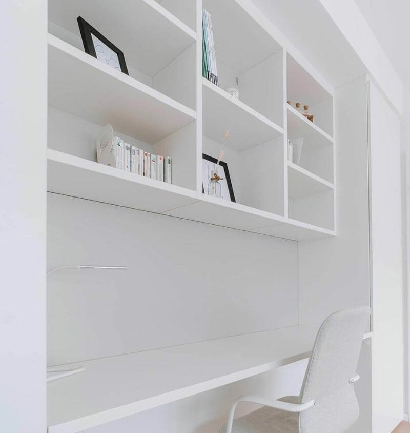 Mur de rangement et bibliothèque bureau blanc dans une chambre