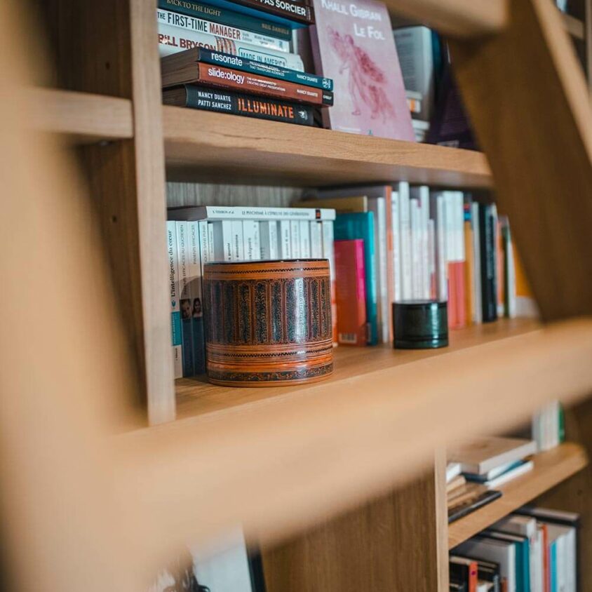 Détail d'une Bibliothèque sur mesure en placage chêne naturel avec une échelle