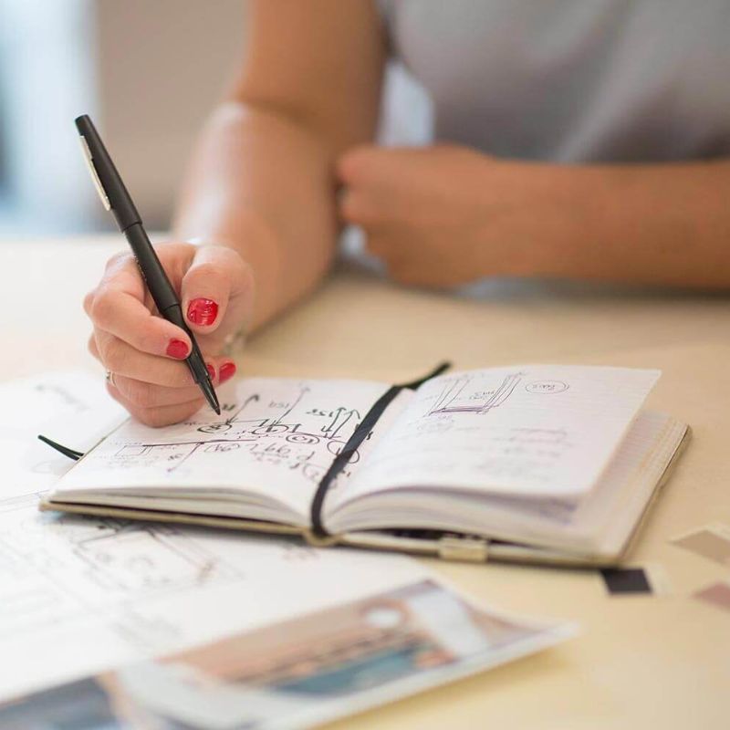 Première rencontre avec notre architecte d'intérieur, image d'un professionnel qui prend des notes