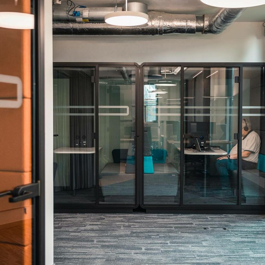 Installation d'un box acoustique hushfree pour un Aménagement de bureau d'entreprise à Lausanne