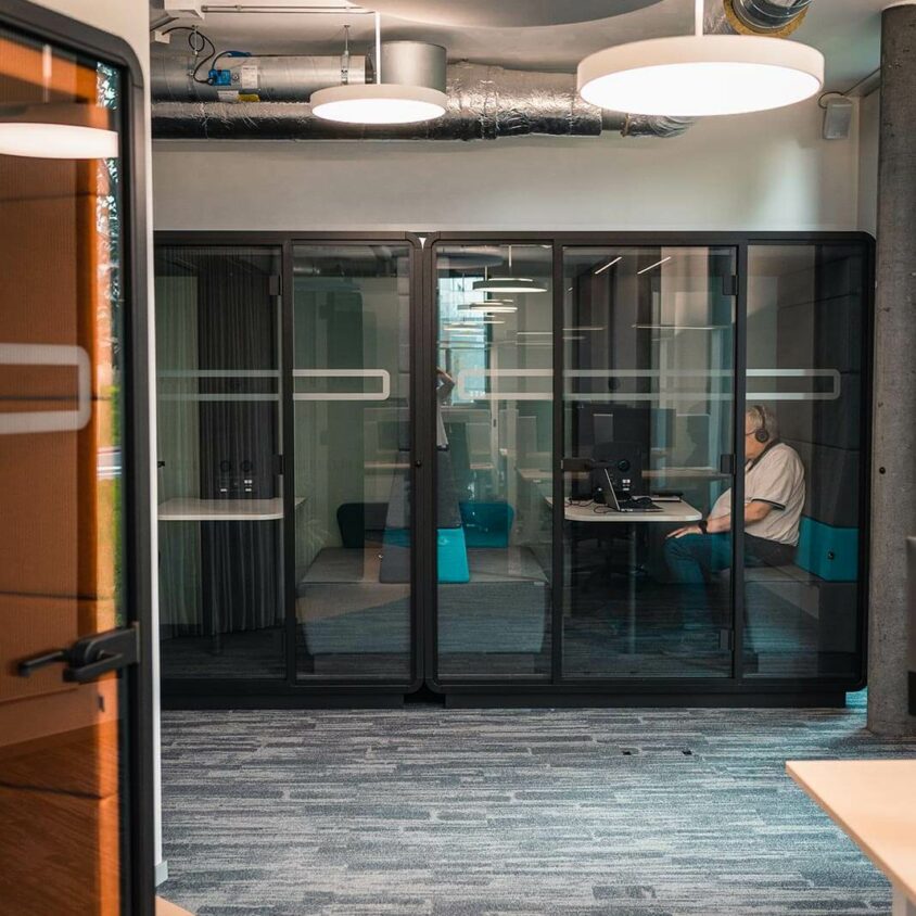 Aménagement de bureau d'entreprise à Lausanne avec installation d'un box acoustique hushfree