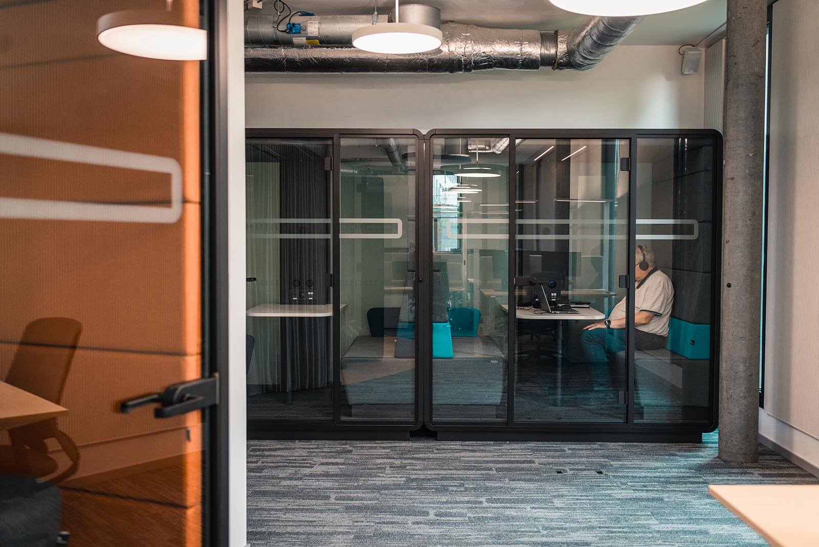 Installation d'un box acoustique hushfree pour un Aménagement de bureau d'entreprise à Lausanne