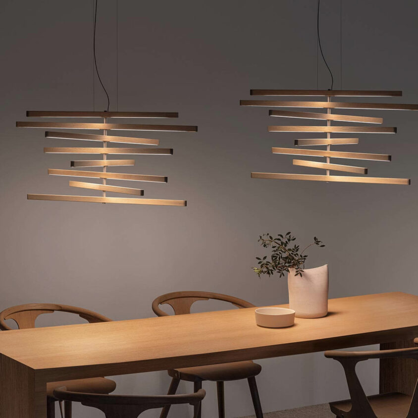 Ambiance lumineuse Vibia autour d'une table dans des bureaux professionnels